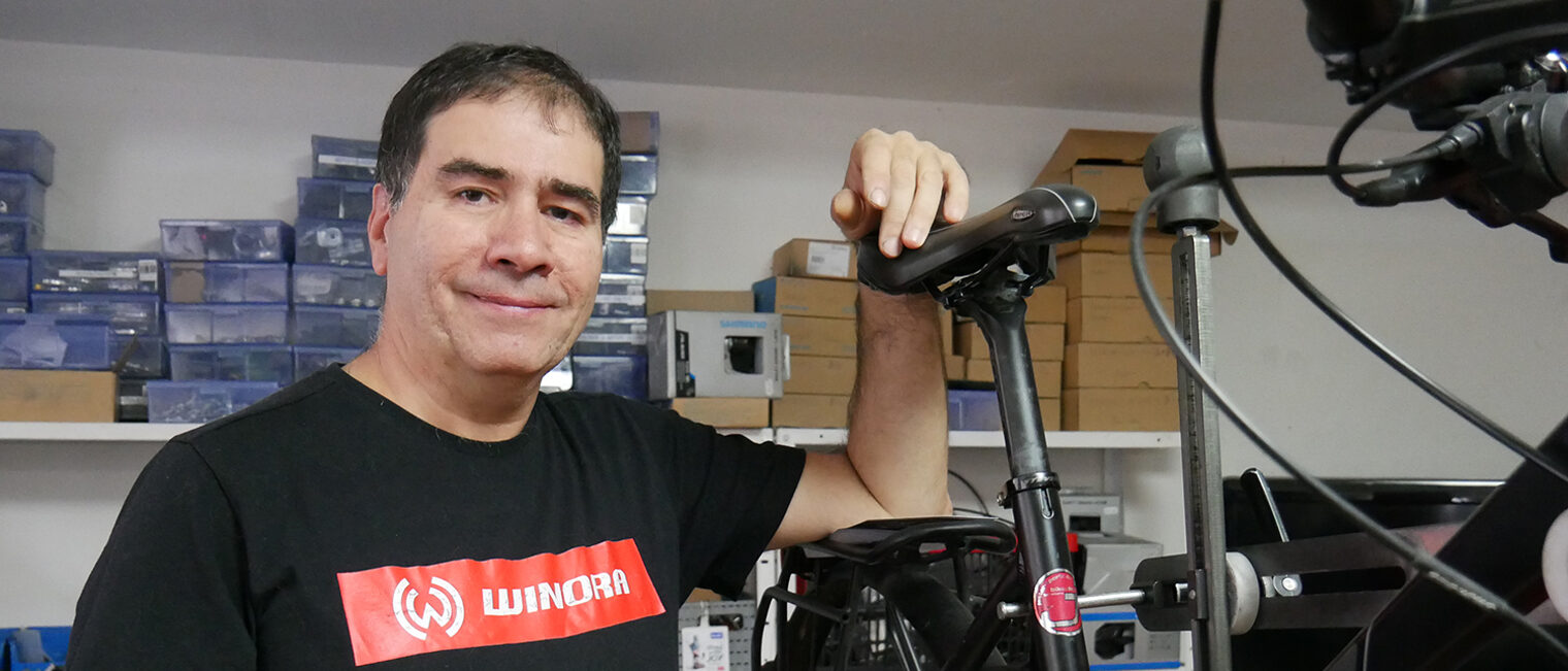 Arman Vardanyan vom "Fahrradeck" in Konstanz lehnt sich in seinem Laden an ein Fahrrad.