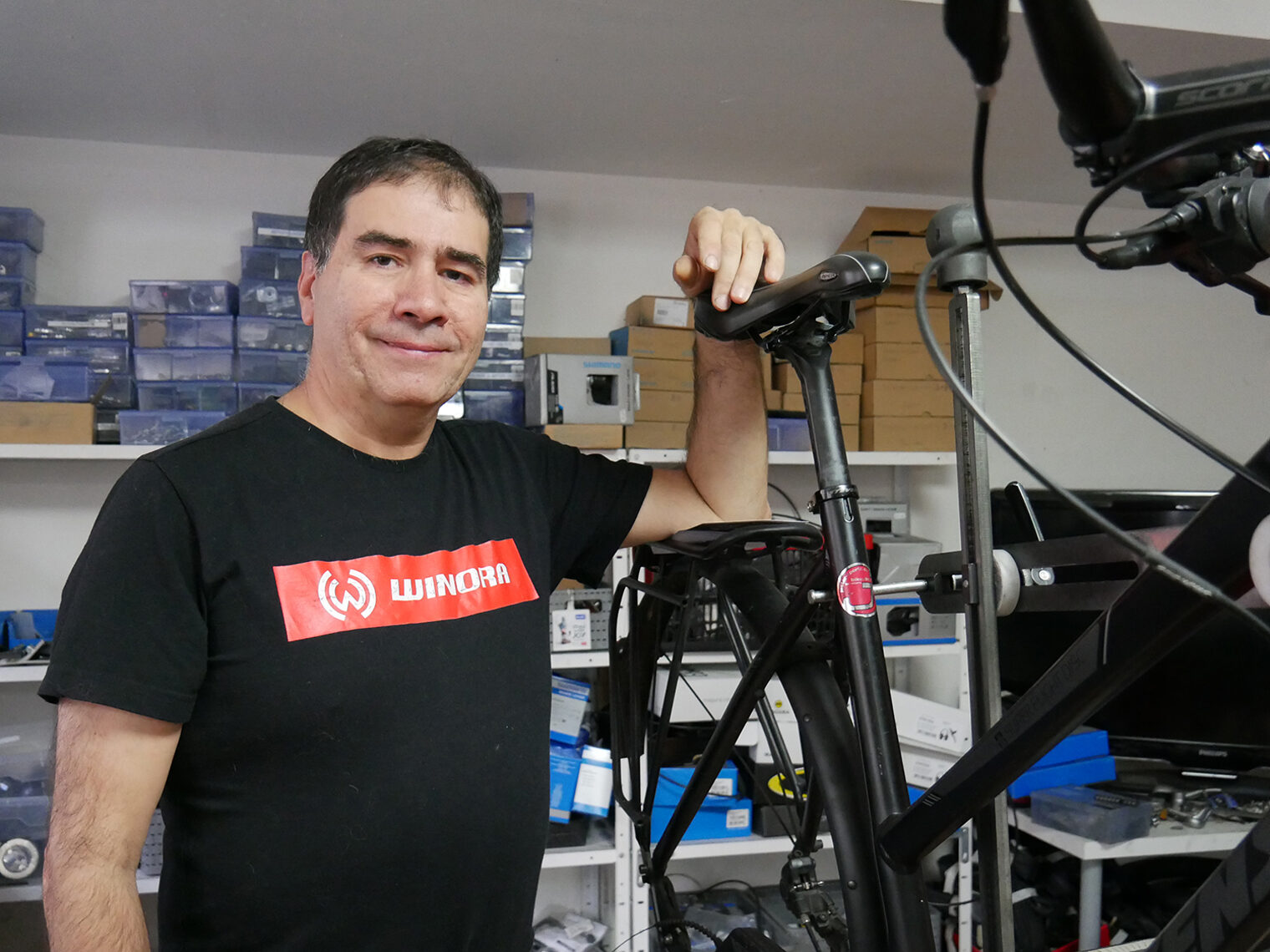 Arman Vardanyan vom "Fahrradeck" in Konstanz lehnt sich in seinem Laden an ein Fahrrad.
