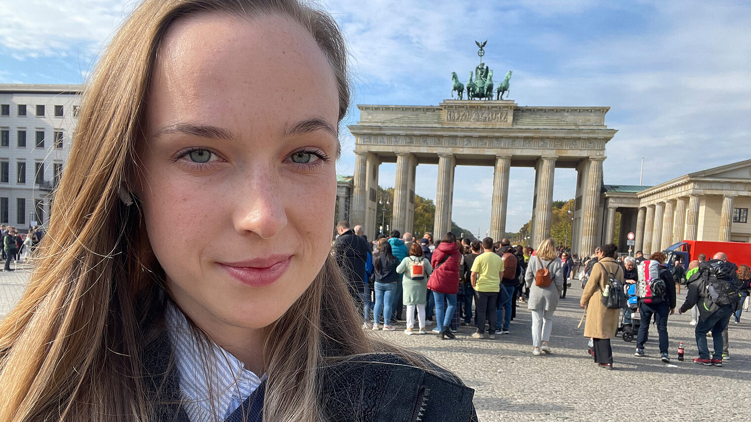Chirurgiemechanikerin Lea Endres vor dem Brandenburger Tor in Berlin.