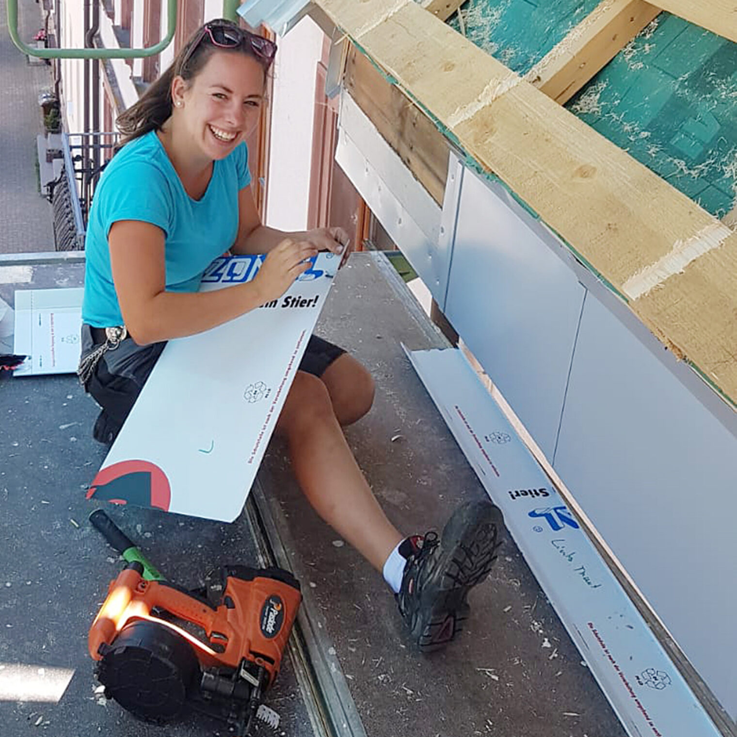 Dachdeckerin Jana Siedle bei der Arbeit auf einem Dach.