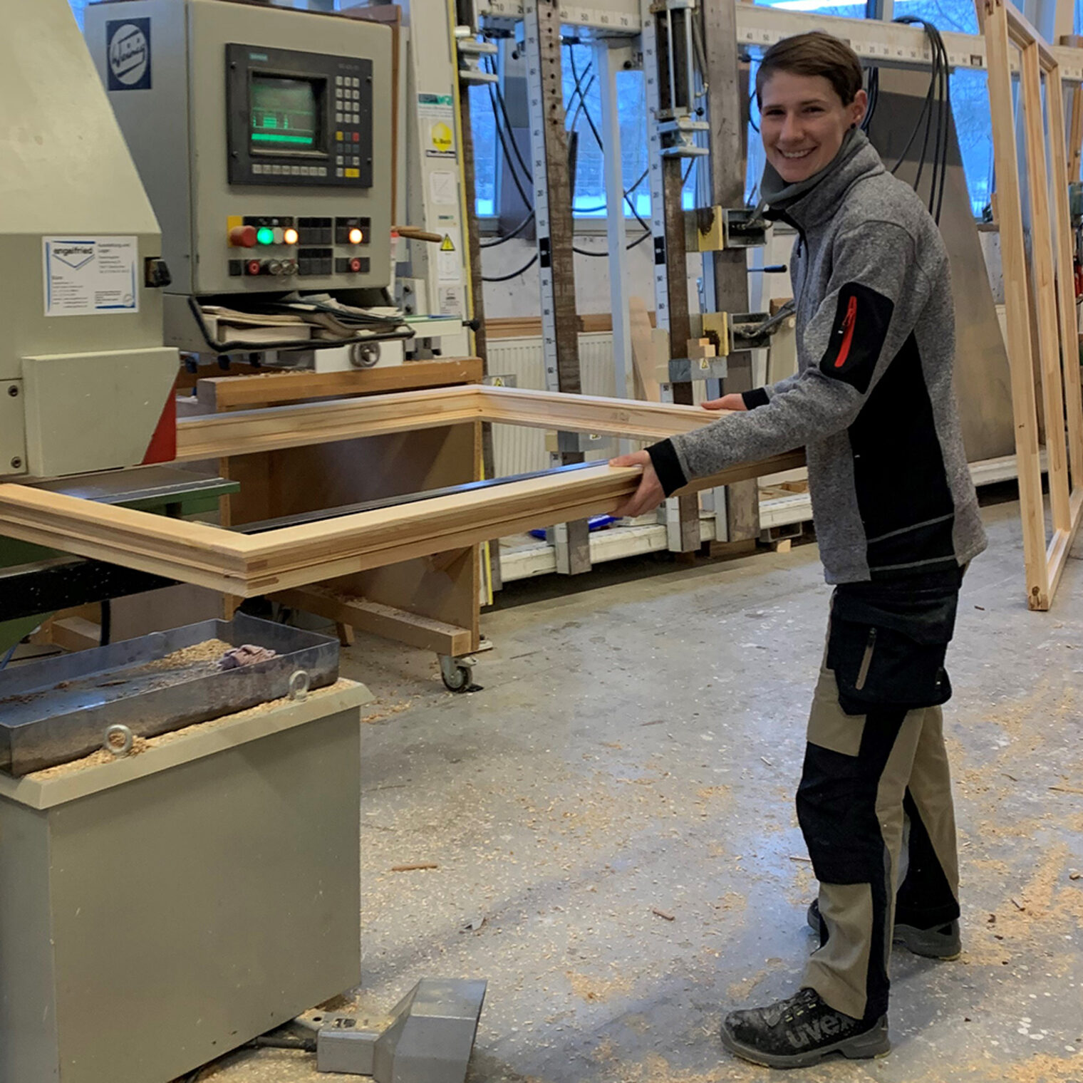 Glaserin und Fensterbauerin Leonie Rösch bei der Arbeit in der Werkstatt.