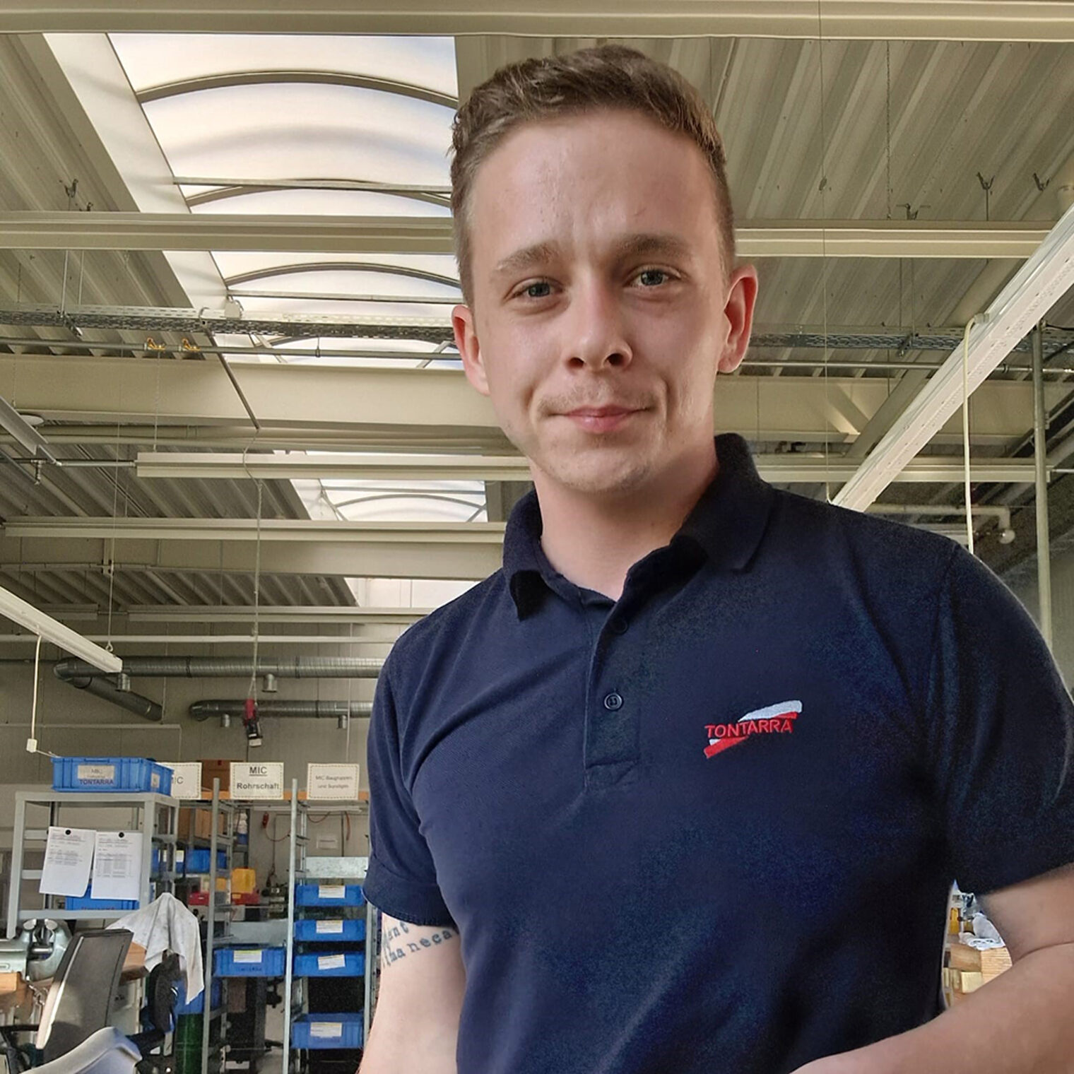 Chriurgiemechaniker Nico Stocker an seinem Arbeitsplatz.