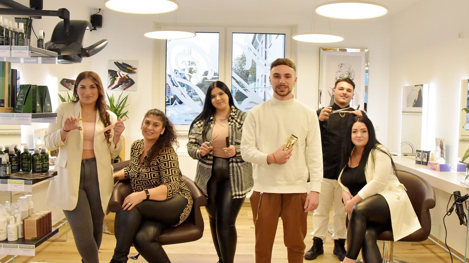 6 Menschen in einem Friseursalon