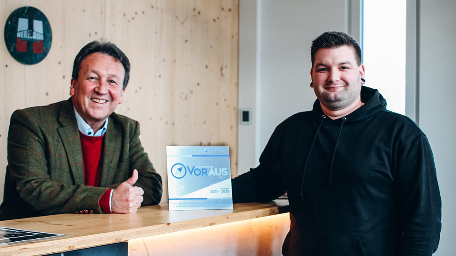 Ingo Hermann und Martin Burger von Bauunternehmung Hermann mit dem VORAUS-Zertifikat, das sie für vorbildliche Ausbildung erhalten haben.