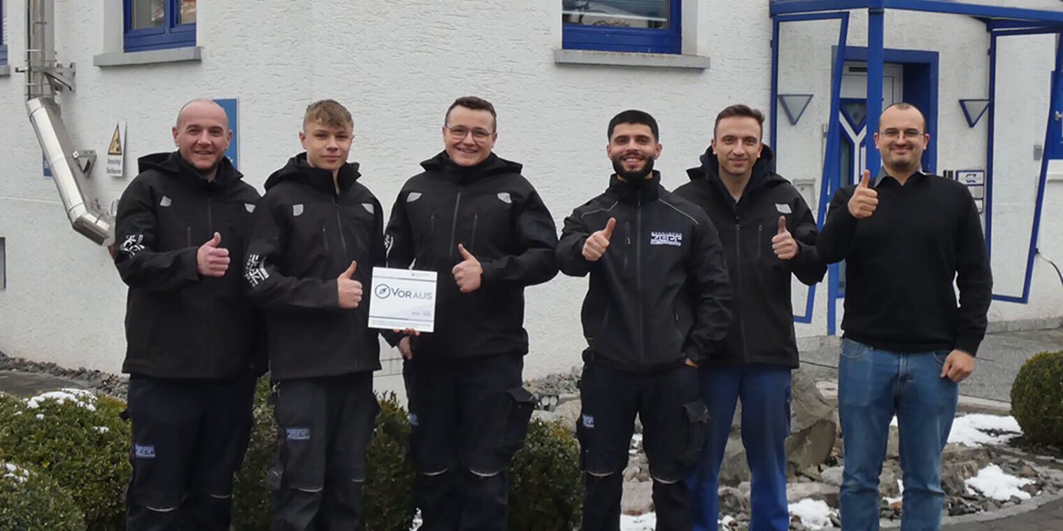 Gruppenbild von Ausbildungsleitern und Auszubildenden der Fa. Gebrüder Zepf Medizintechnik mit dem VORAUS-Zertifikat der Handwerkskammer Konstanz.