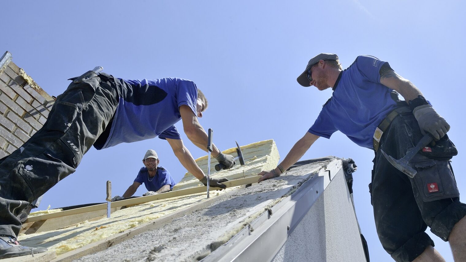 Dachdecker bei der Arbeit