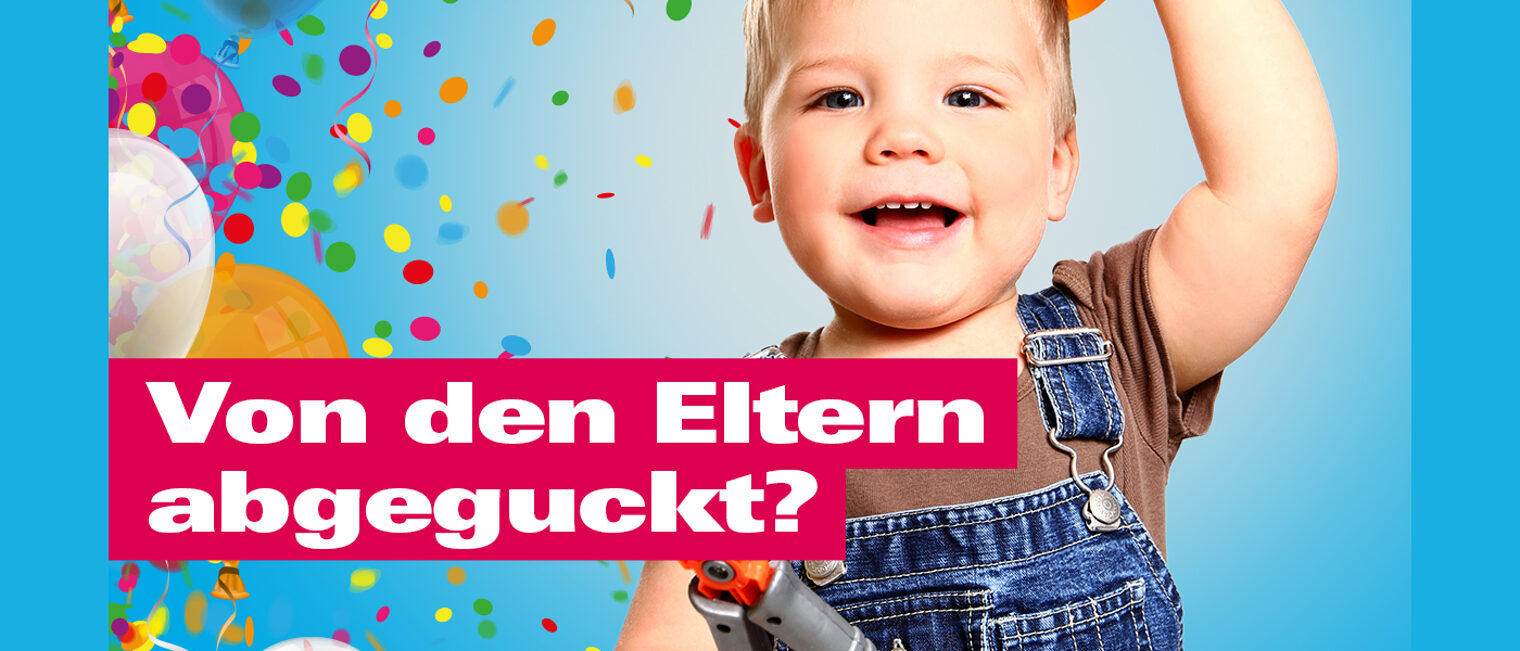Als Bauarbeiter verkleideter kleiner Junge mit Luftballons, Girlanden und Konfetti (Symbolbild für Fastnacht)
