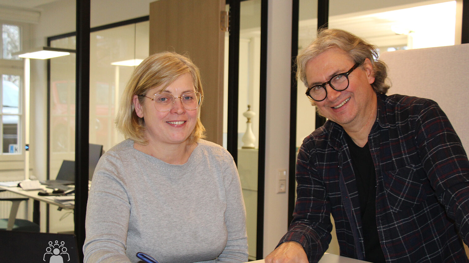 Melita Zivoder steht mit Thomas Rieger, beide betriebswirtschaftliche Berater bei der Handwerkskammer Konstanz, an einem Stehtisch.