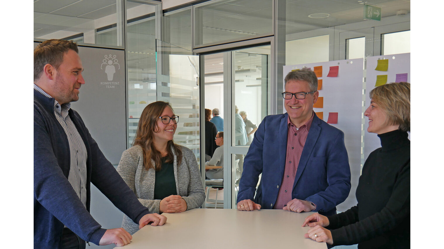 Berater der Handwerkskammer an einem Stehtisch: Dennis Schäuble, Fabienne Gehrig, Maria Grundler und Hauptgeschäftsführer Georg Hiltner.
