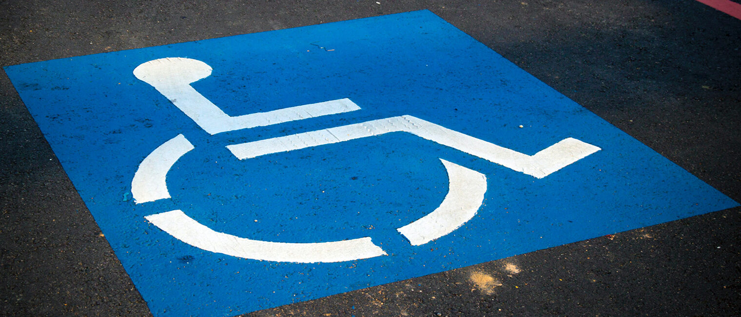 Rollstuhlsymbol auf Behindertenparkplatz
