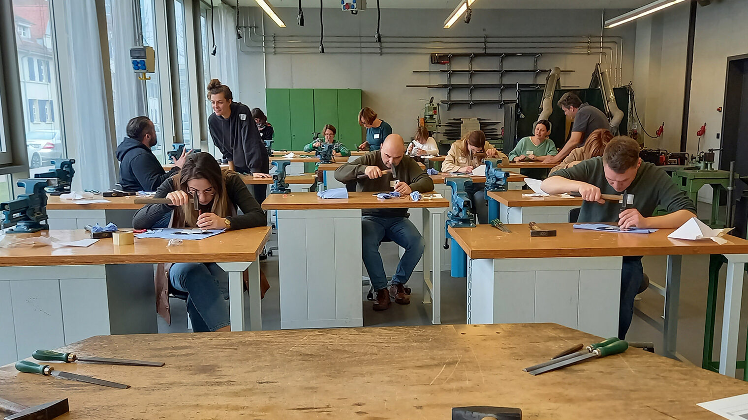Fortbildung im Handwerk: Schulsozialarbeiter in der Metallwerkstatt der Bildungsakademie Singen.