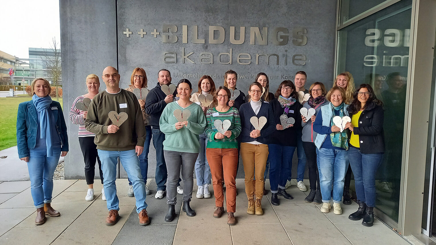 Fortbildung im Handwerk: Gruppenbild von Schulsozialarbeitern vor der Bildungsakademie in Singen.
