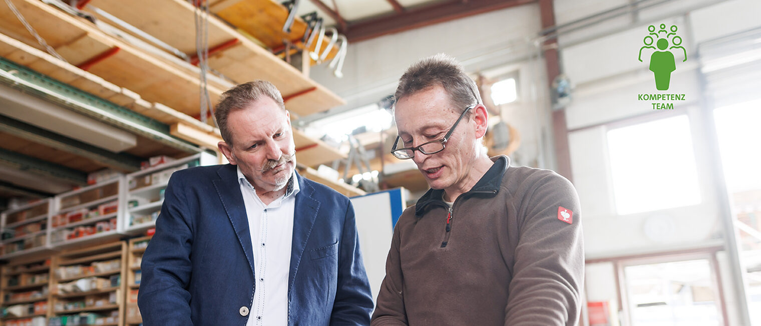 Peter Schürmann, Berater der Handwerkskammer Konstanz, berät einen Schreiner in dessen Werkstatt.