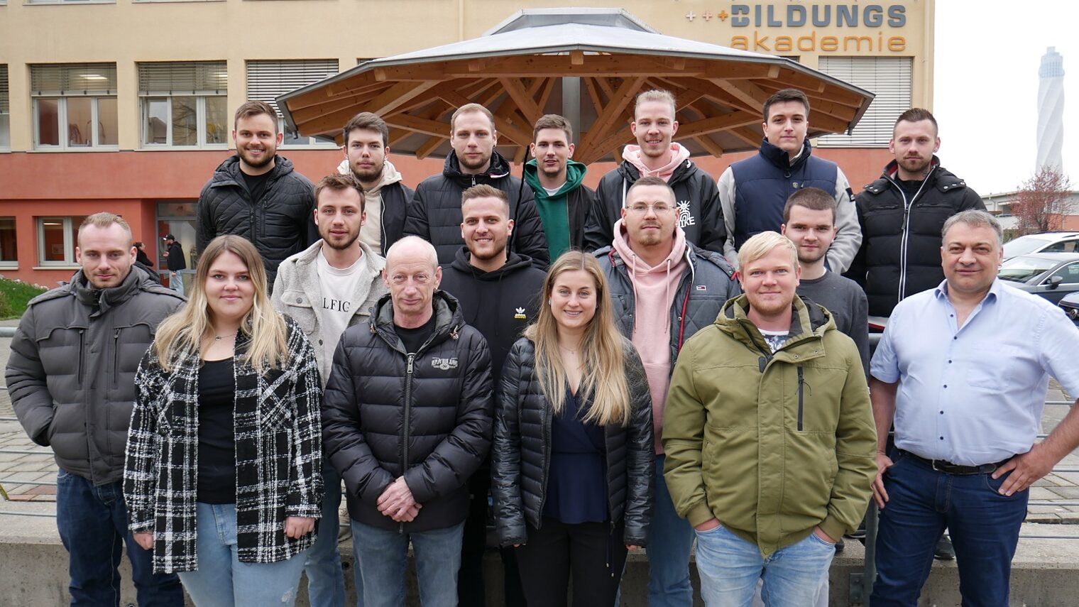 Gruppe von Menschen vor der Bildungsakademie Rottweil