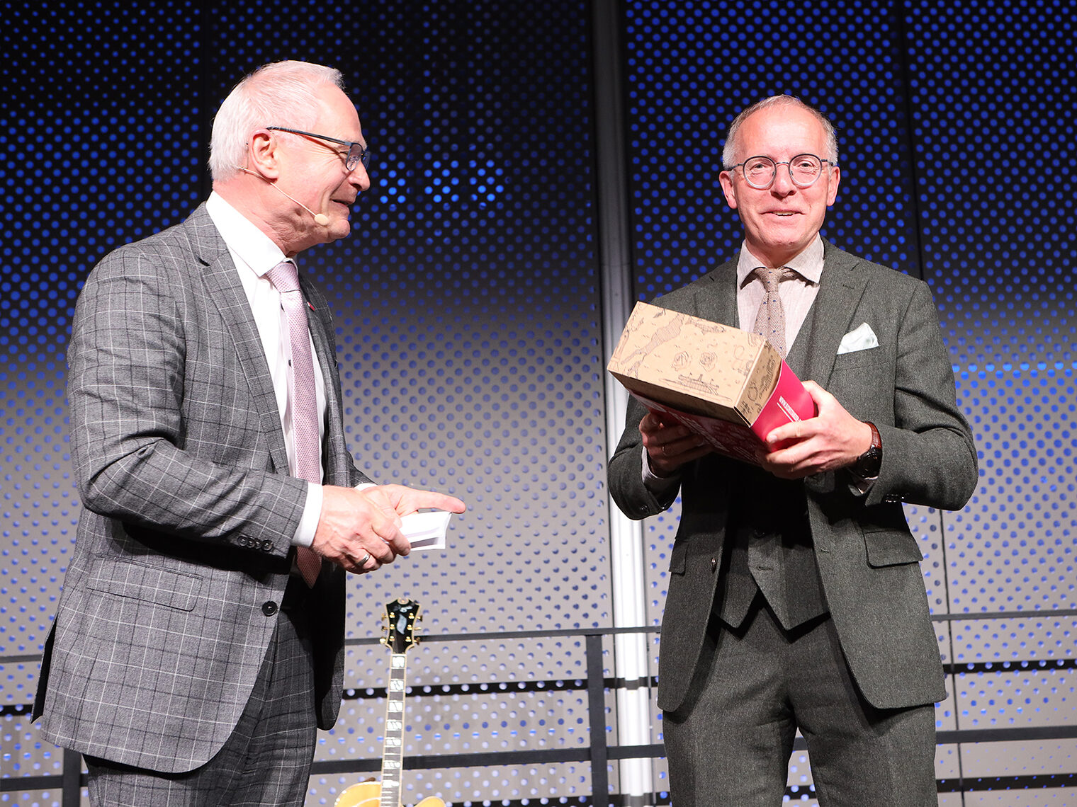 Handwerkskammerpräsident Werner Rottler auf der Bühne mit Karl-Rudolf Korte beim Frühjahrsempfang der Konstanzer Wirtschaftskammern 2023.