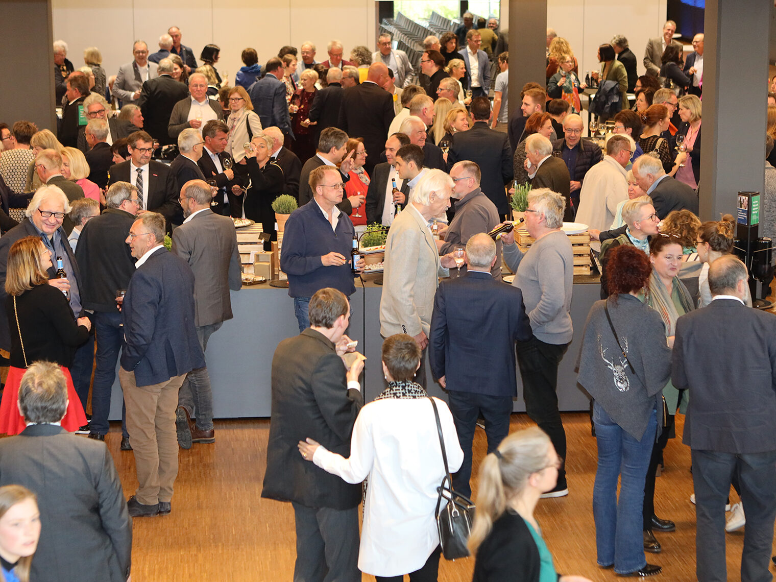 Gäste beim Frühjahrsempfang 2023 der Konstanzer Wirtschaftskammern im Foyer des Bodenseeforums.