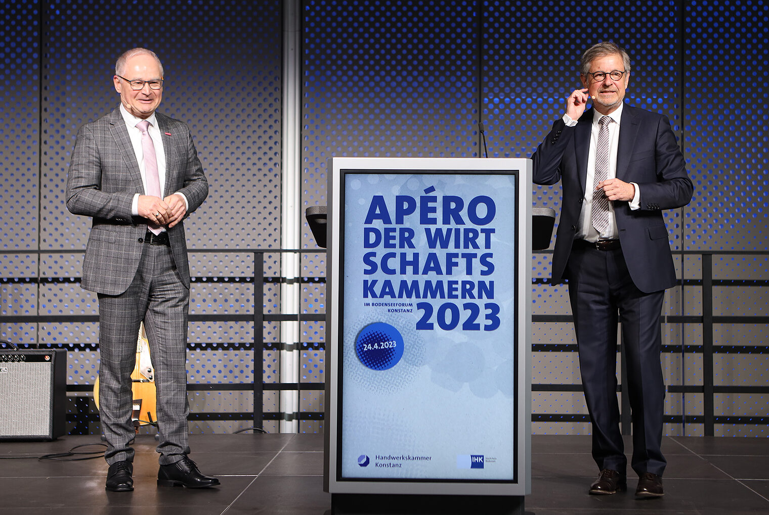 Werner Rottler, Präsident der Handwerkskammer Konstanz, und Thomas Conrady, IHK-Präsident, begrüßen die rund 500 Gäste im Bodenseeforum beim Frühjahrsempfang der Wirtschaftskammern 2023.