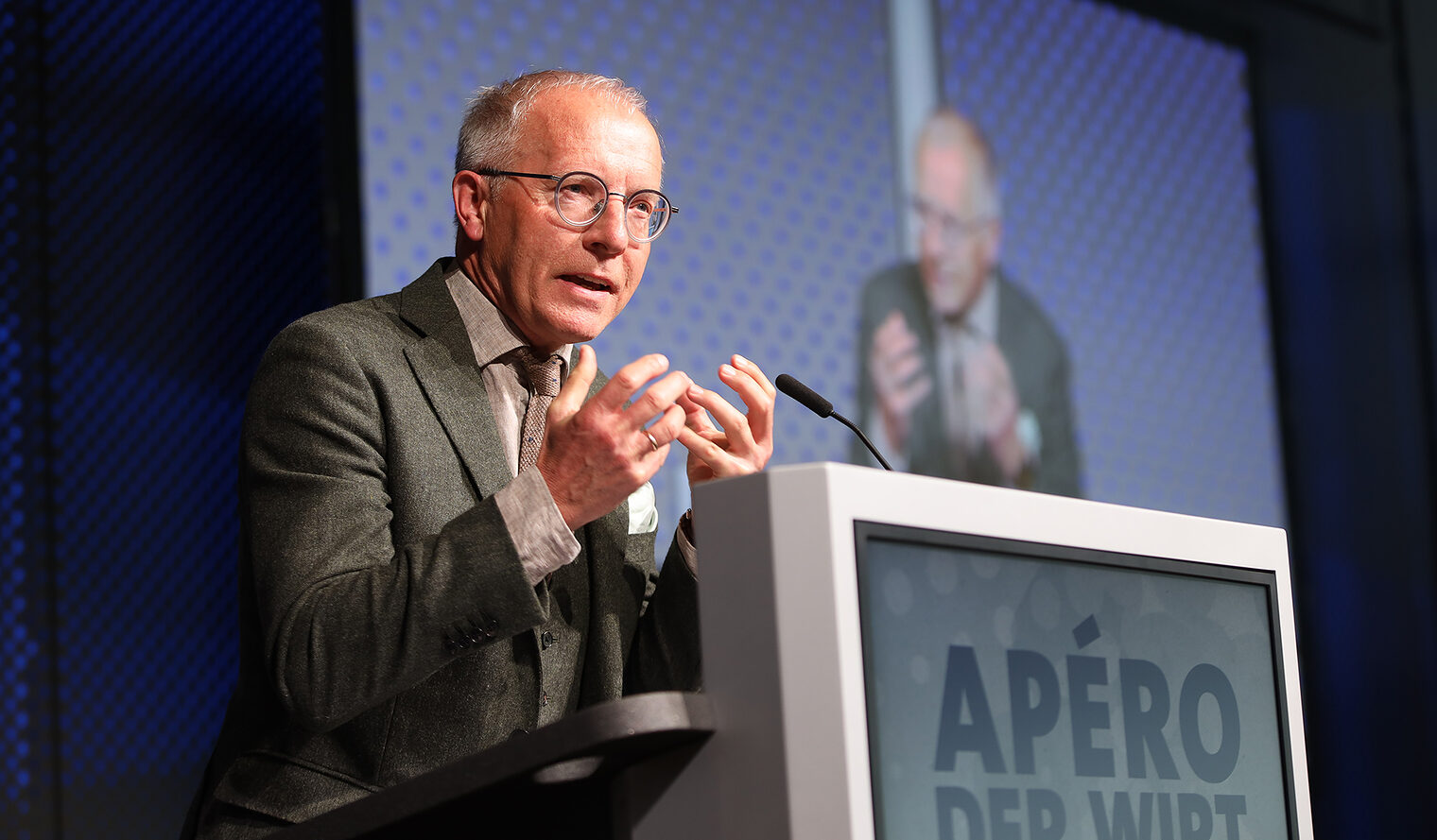 Karl-Rudolf Korte am Rednerpult im Bodenseeforum, Frühjahrsempfang der Wirtschaftskammern 2023.