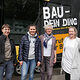 Girls Day 2023: Nathalie Matern und Julia Pfingst sowie die Berufsorientierungsexpertinnen der Handwerkskammer, Marina Bergmann und Karin Fischer vor dem Baubus.