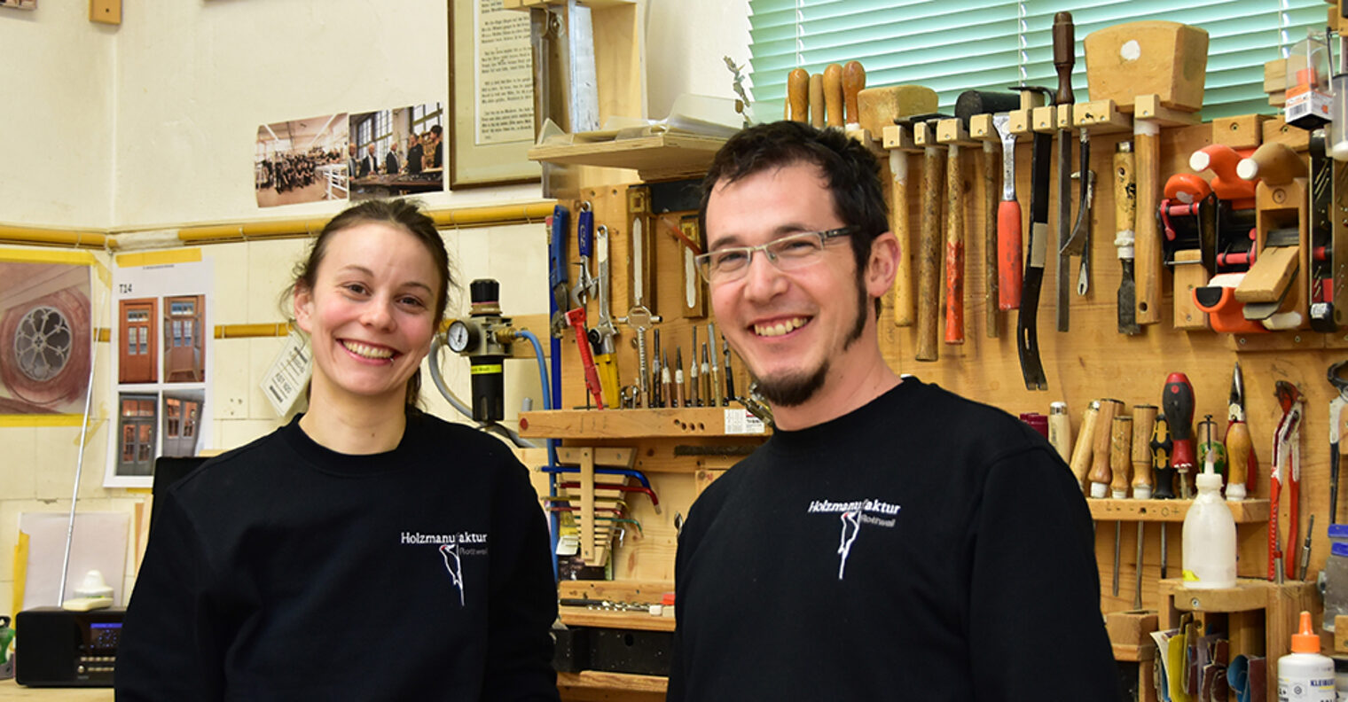Ausbildungsbotschafterin Rebekka Rauser mit dem Ausbildungsleiter der Holzmanufkatur Rottweil, Johannes Witschard-Vogel, in der Werkstatt.
