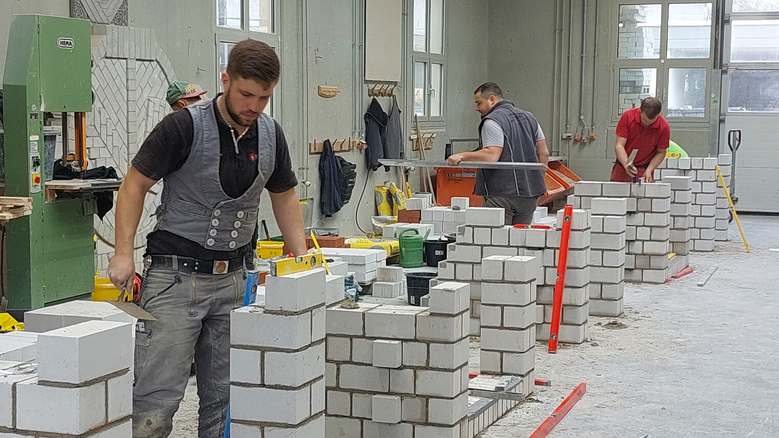 Praktische Prüfung des Maurer-Meisterkurses an der Bildungsakademie Rottweil.