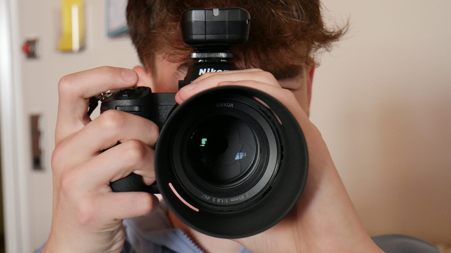 Ein Junge schaut durch einen Fotoapparat.