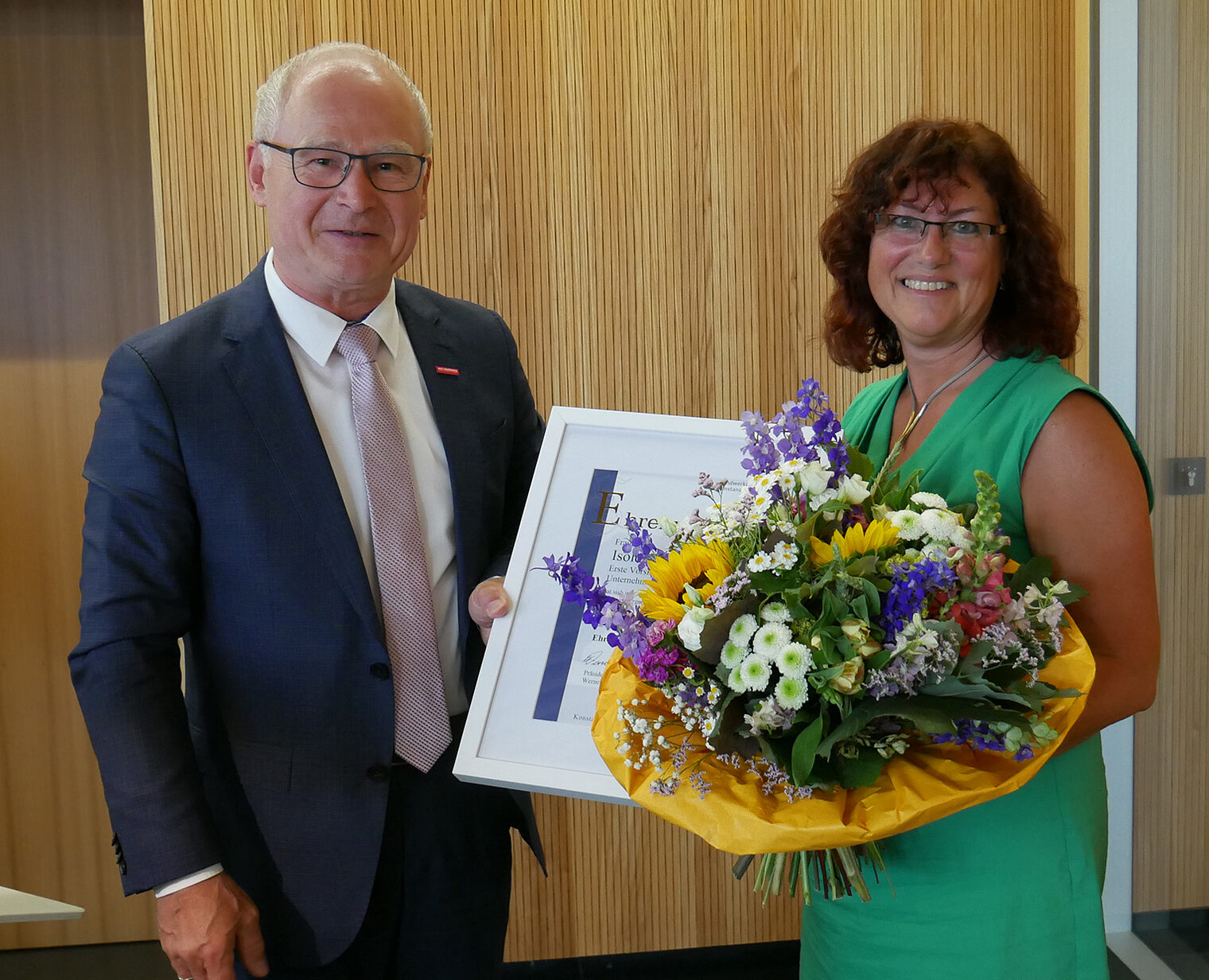 Werner Rottler übergibt Isolde Fröhlich die Goldene Ehrennadel der Handwerkskammer Konstanz.