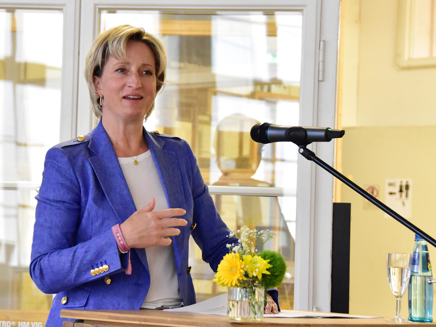 Wirtschaftsministerin Nicole Hoffmeister-Kraut hält Festrede bei der Überreichung des Gemeinwohl-Ergebnisses an die Holzmanufaktur Rottweil.
