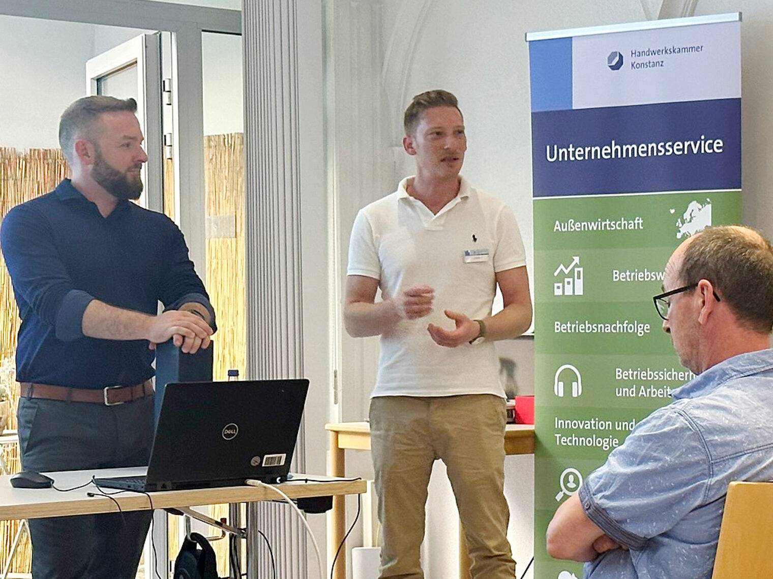 IT-Experte Benjamin Greis (links) und Jan Benz, Berater rund um die Digitalisierung bei der Handwerkskammer Konstanz, informieren über die Möglichkeiten der IT-Sicherheit für Betriebe.