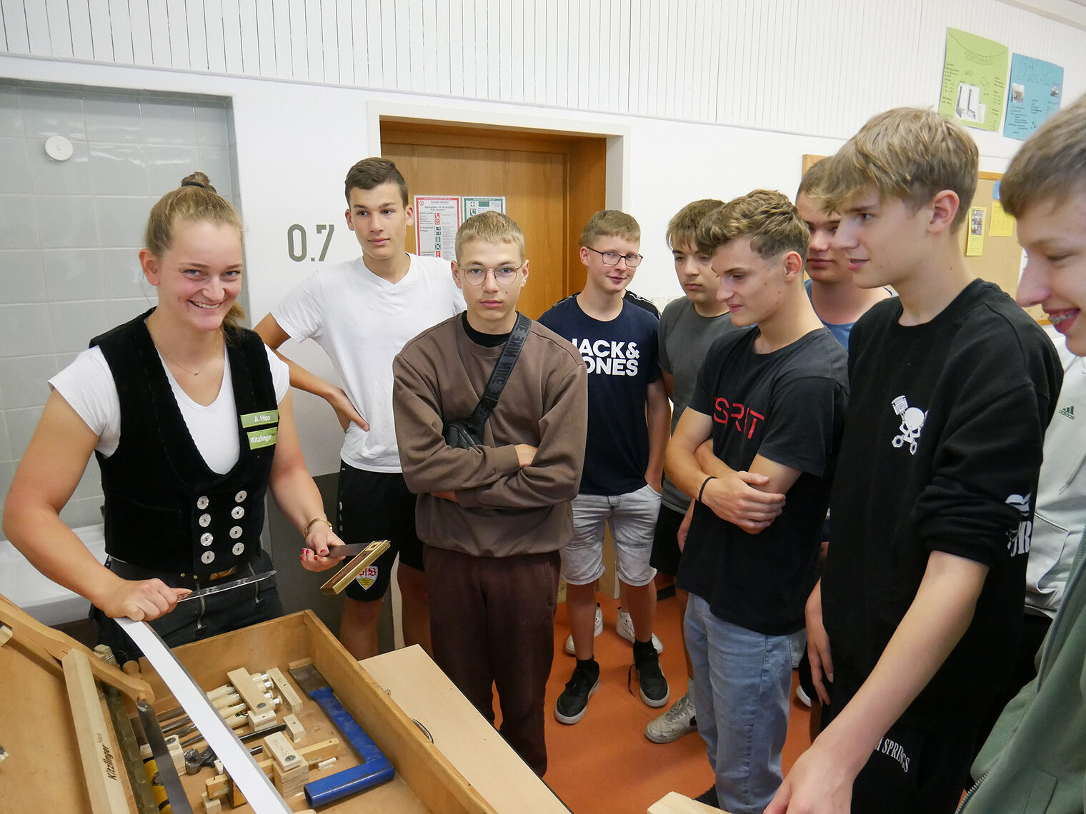 Antonia Hipp, angehende Zimmergesellin, Schülern in Sulz am Neckar ihren Ausbildungsberuf vor.