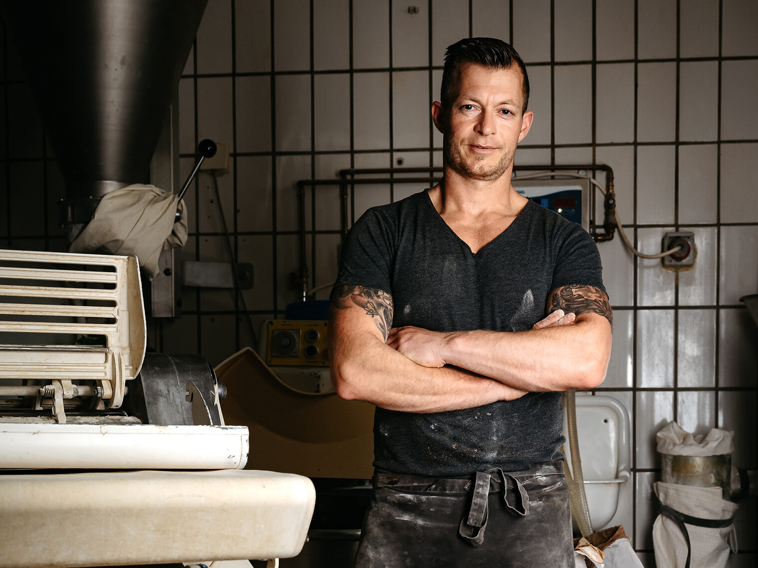 Portrait von Bäckermeister Manuel Beha in seiner Backstube.