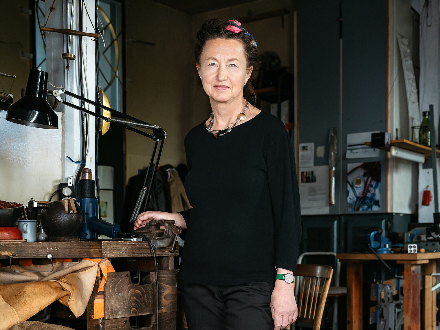 Portrait von Goldschmiedemeisterin Karin Demmler in ihrer Werkstatt