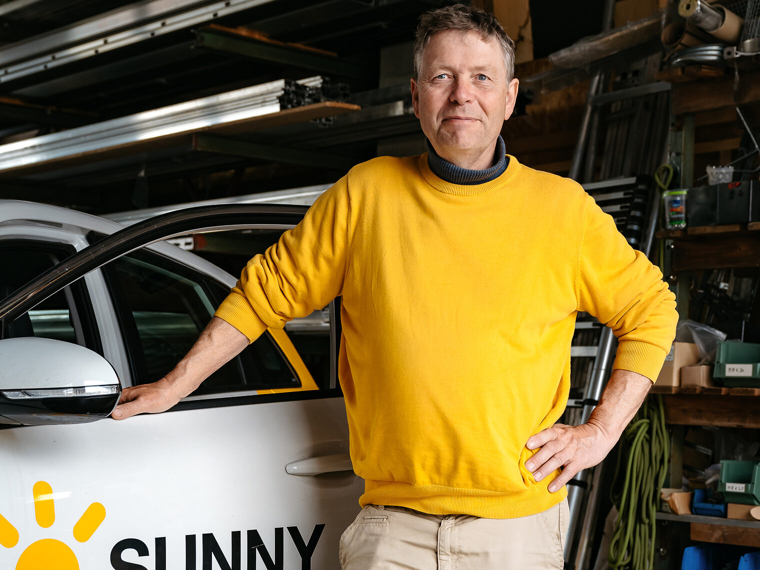 Portrait von Elektroniker Michael Simon vor einem Geschäftswagen von Sunny Solartechnik