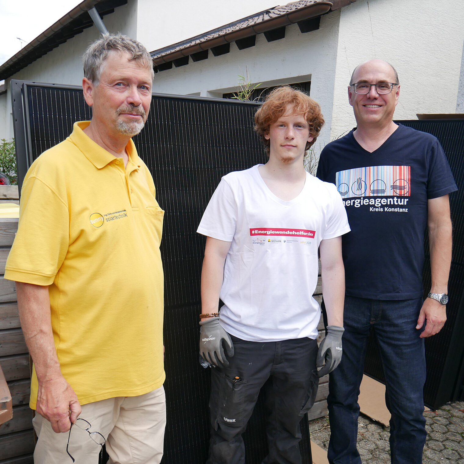 Michael Simon (Sunny Solartechnik) mit Energiehelfer Noel-Eila Hubmann und Gerd Burkert (Energieagentur).