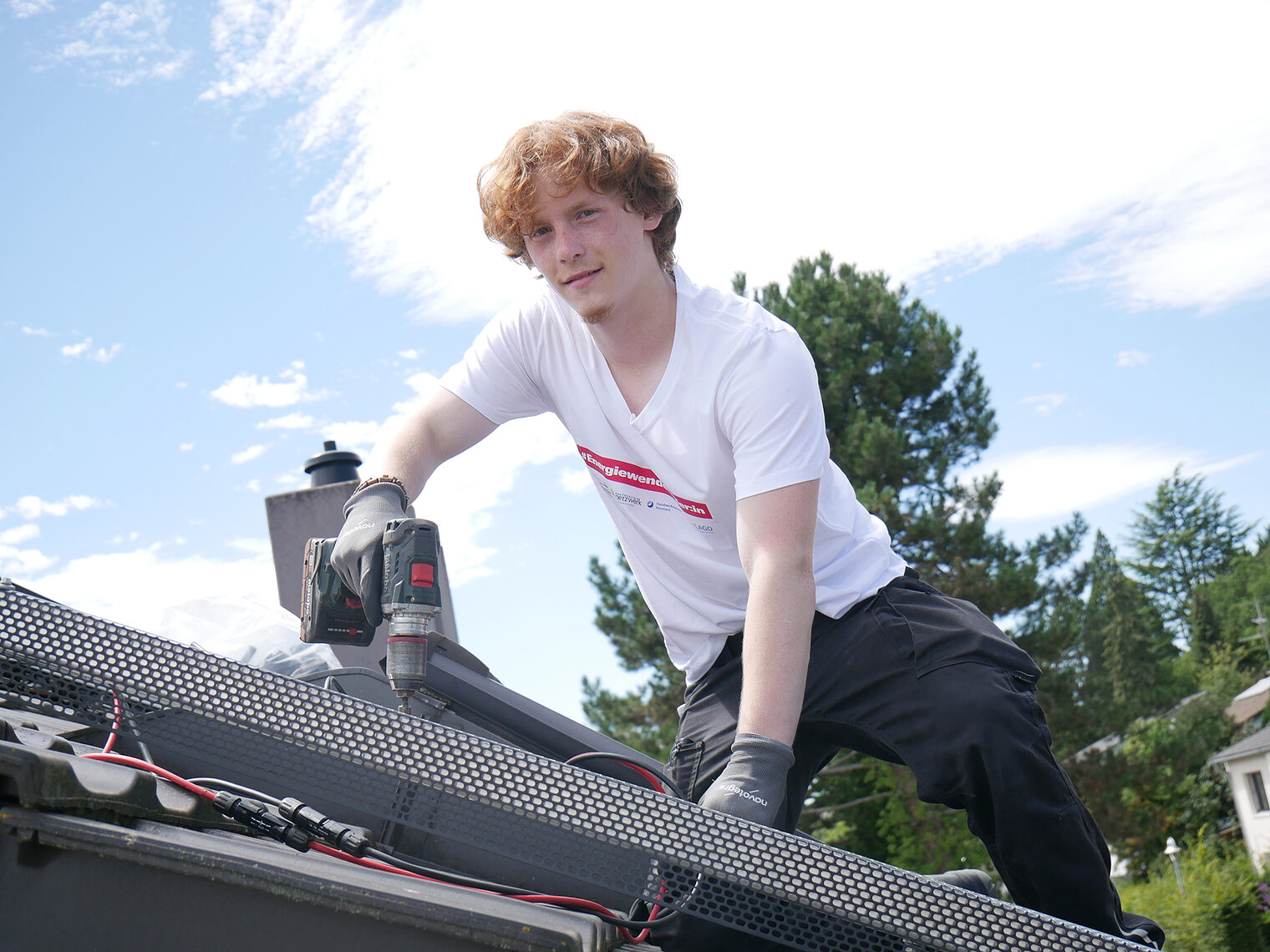 Energiewendehelfer Noel-Elija Hubmann bringt Solarmodule aufs Dach.