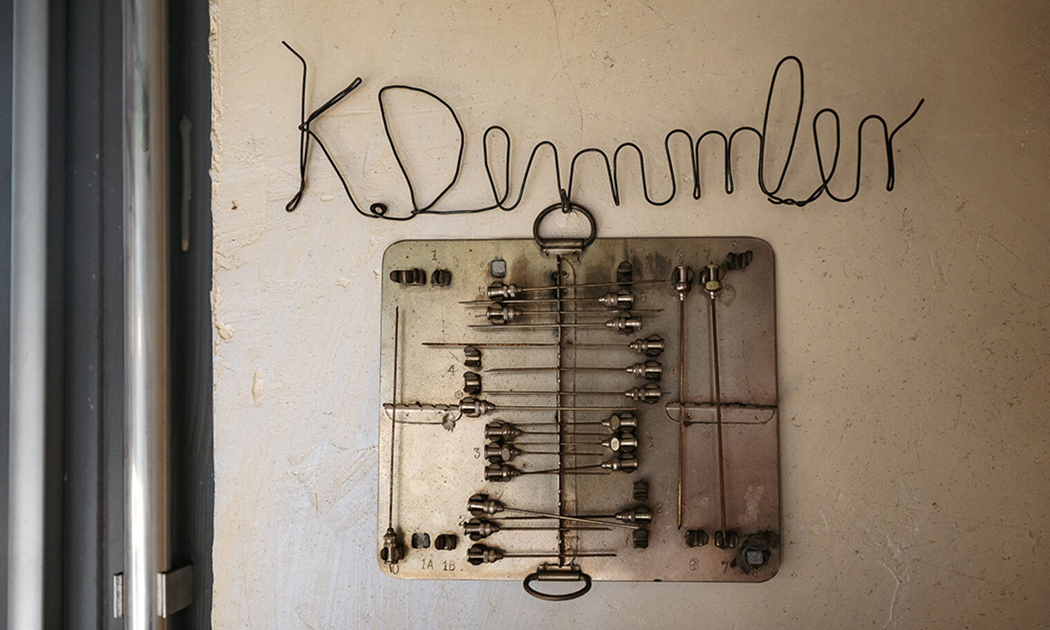 Schriftzug "K. Demmler" an einer Wand von Karin Demmlers Werkstatt