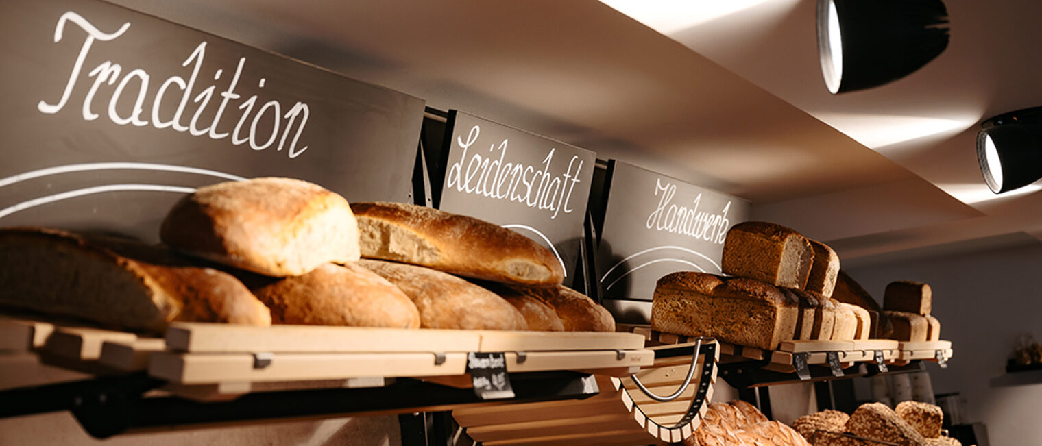 Auslage mit Brot-Laiben in der Bäckerei Beha in Villingen.