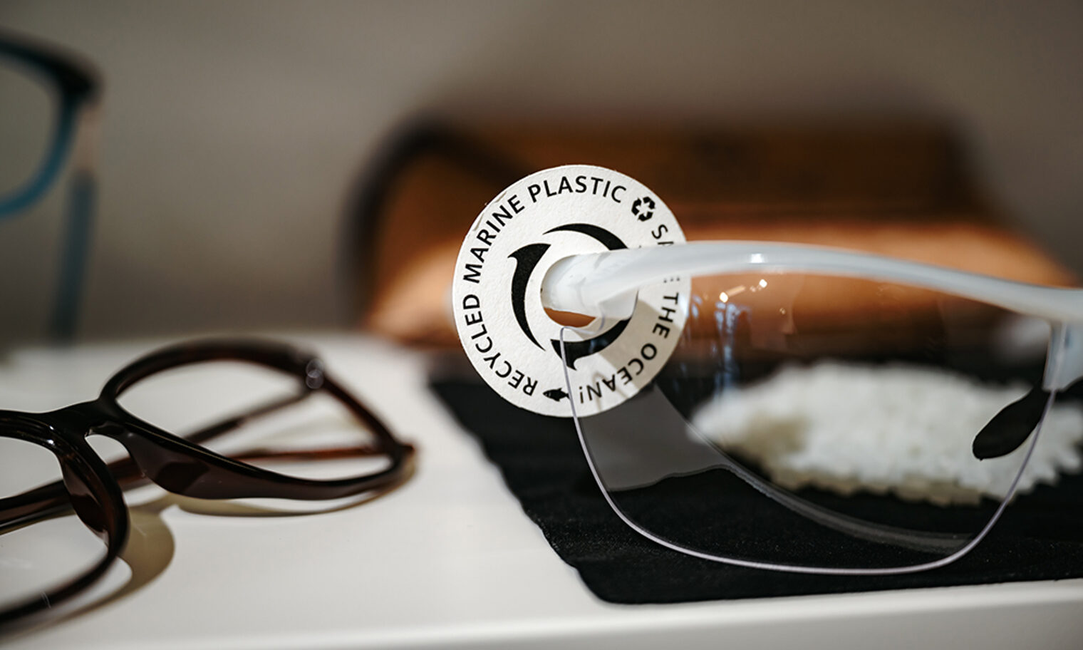 Detail einer Brille aus recyceltem Meeresplastik.