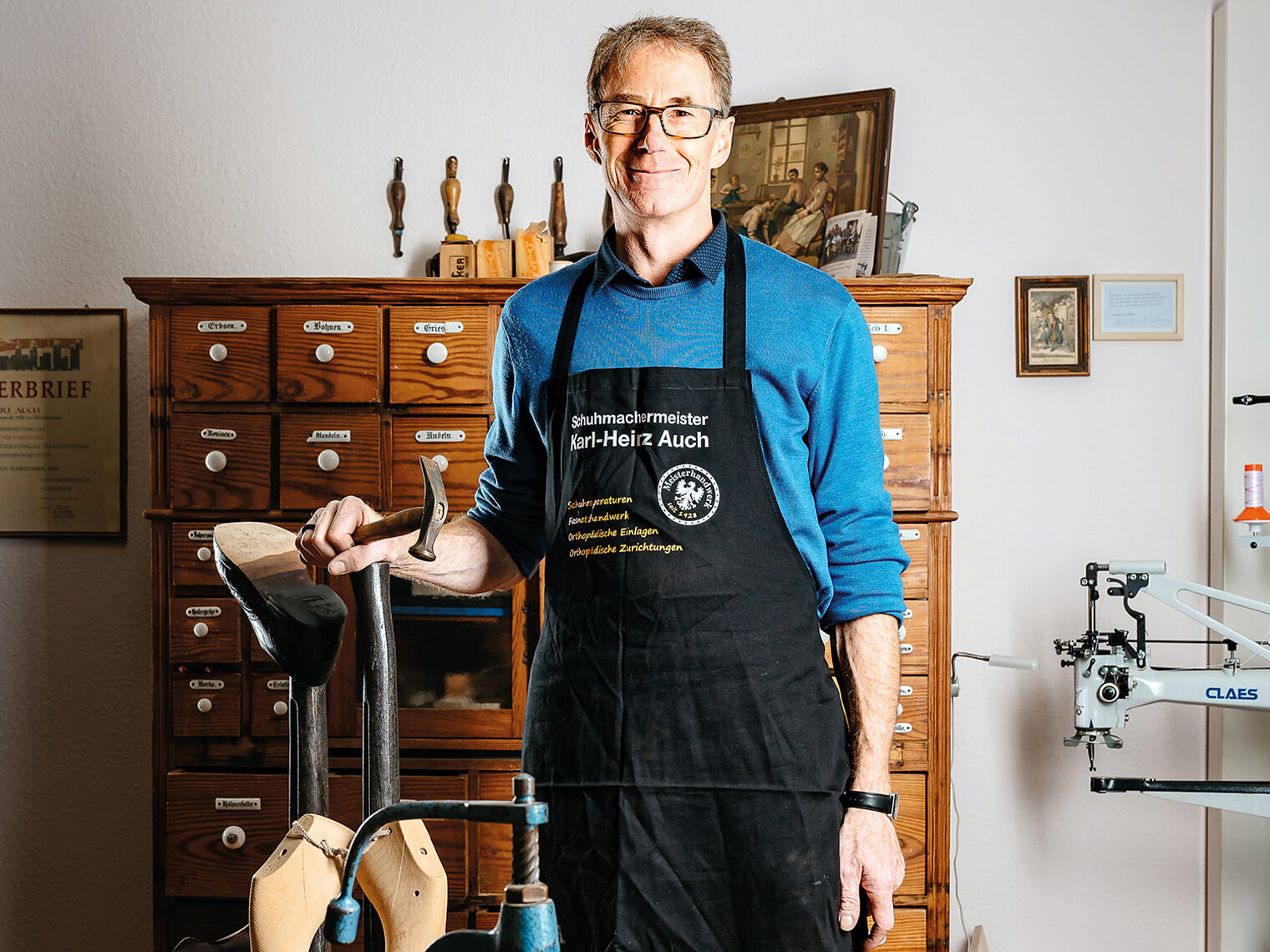 Portrait von Schuhmachermeister Karl-Heinz Auch in seiner Werkstatt.