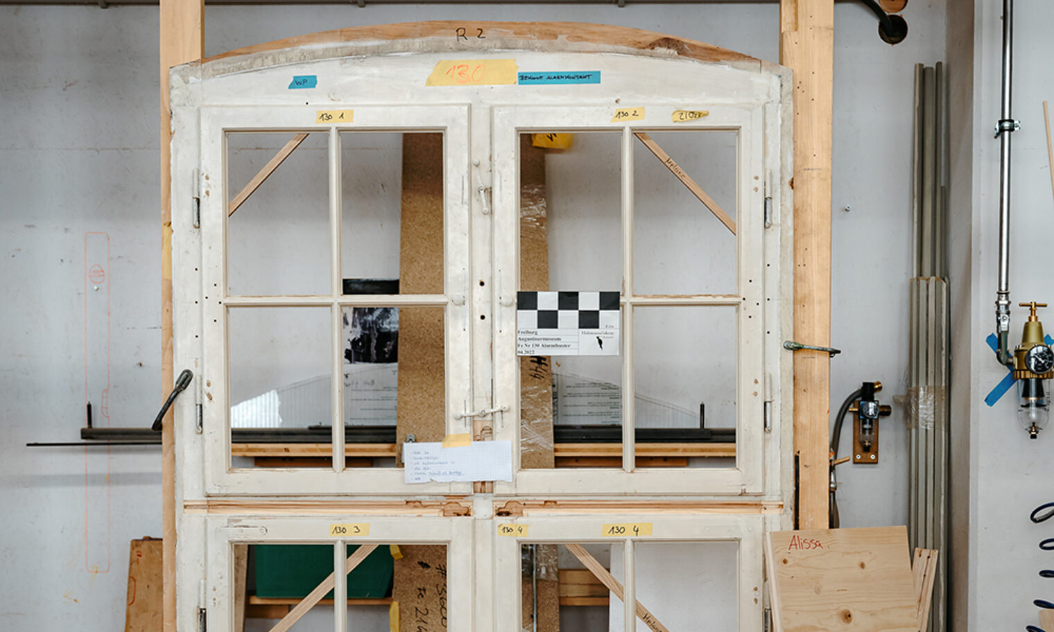 Zu restaurierendes Fenster in der Holzmanufaktur Rottweil.