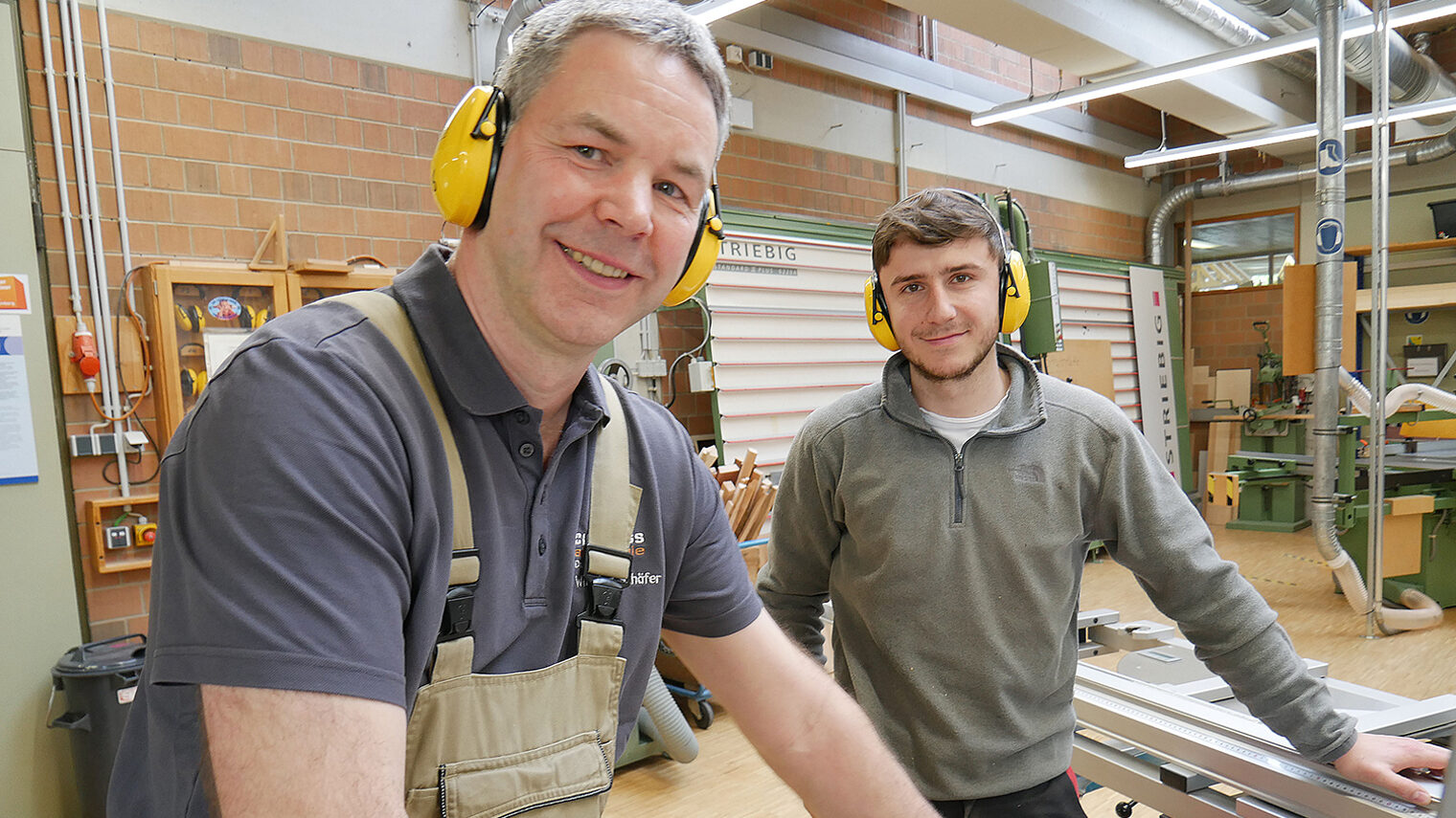 Wilfried Schäfer, Lehrmeister für Schreiner, mit einem Schüler in der Werkstatt der Bildungsakademie Waldshut.