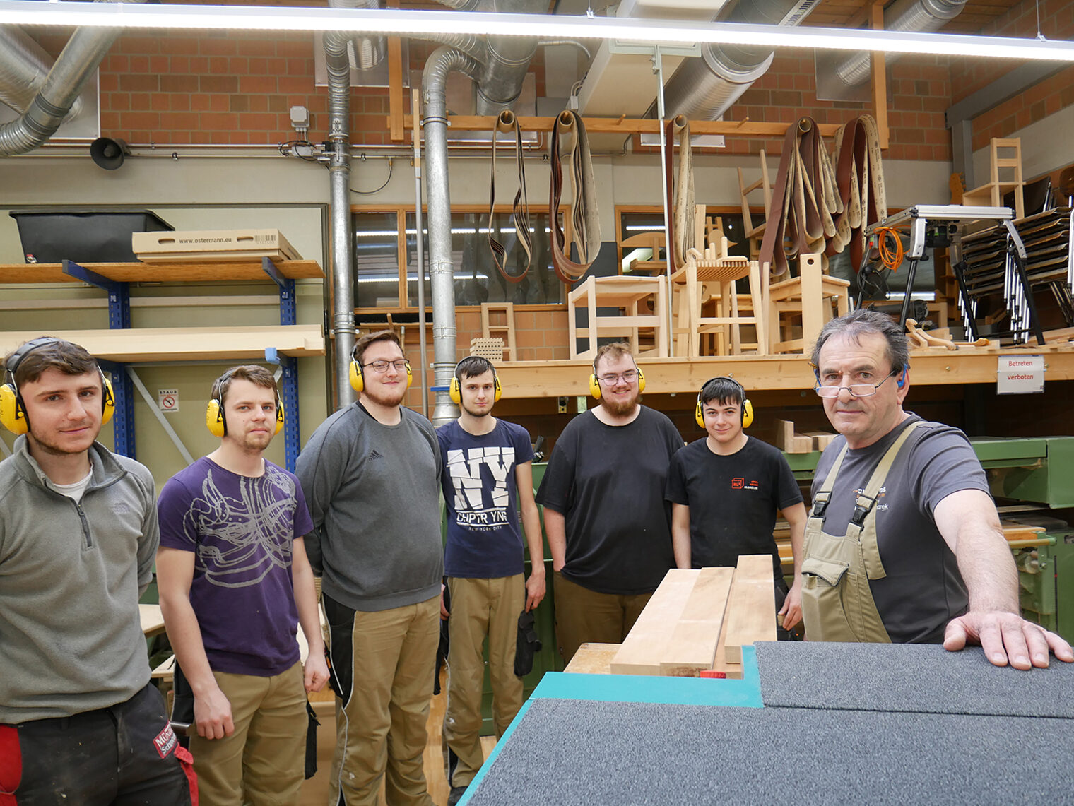 Peter Bednarek, Lehrmeister für Schreiner bis August 2023, mit Schülern der überbetrieblichen Ausbildung in der Werkstatt der Bildungsakademie Waldshut.