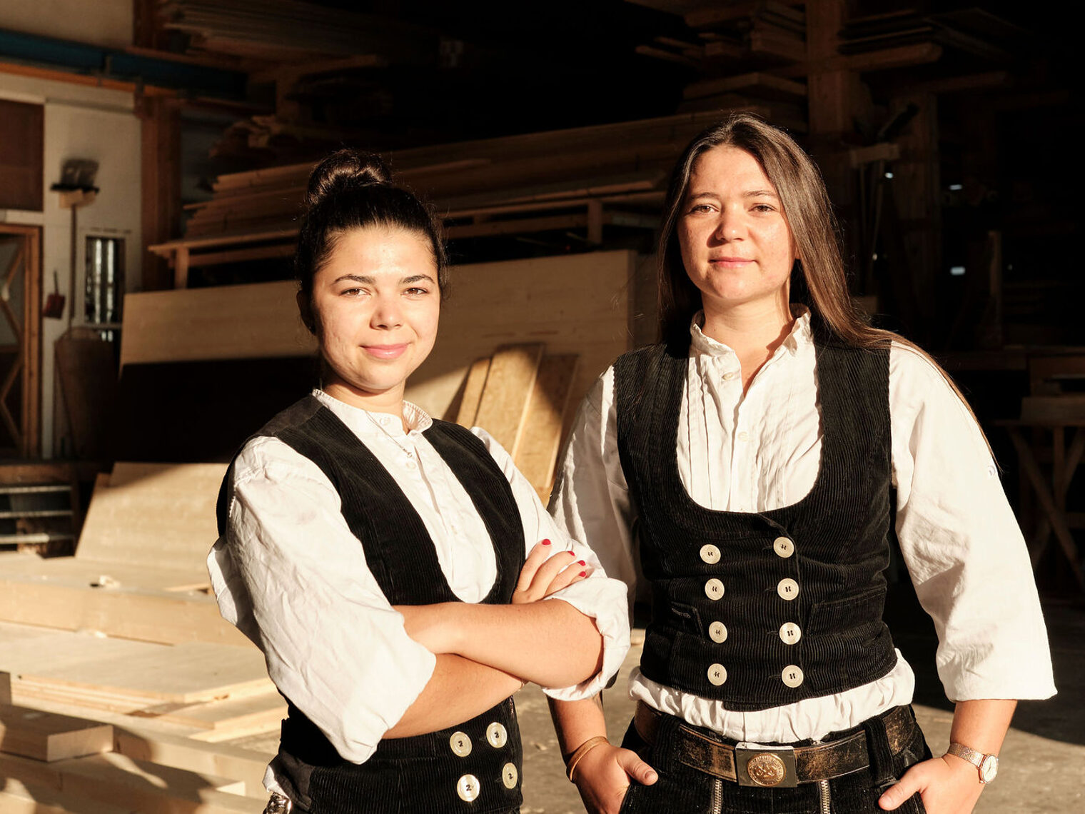 Portrait der Zimmererinnen Cina und Celine Denz in der Werkhalle der Zimmerei Denz.