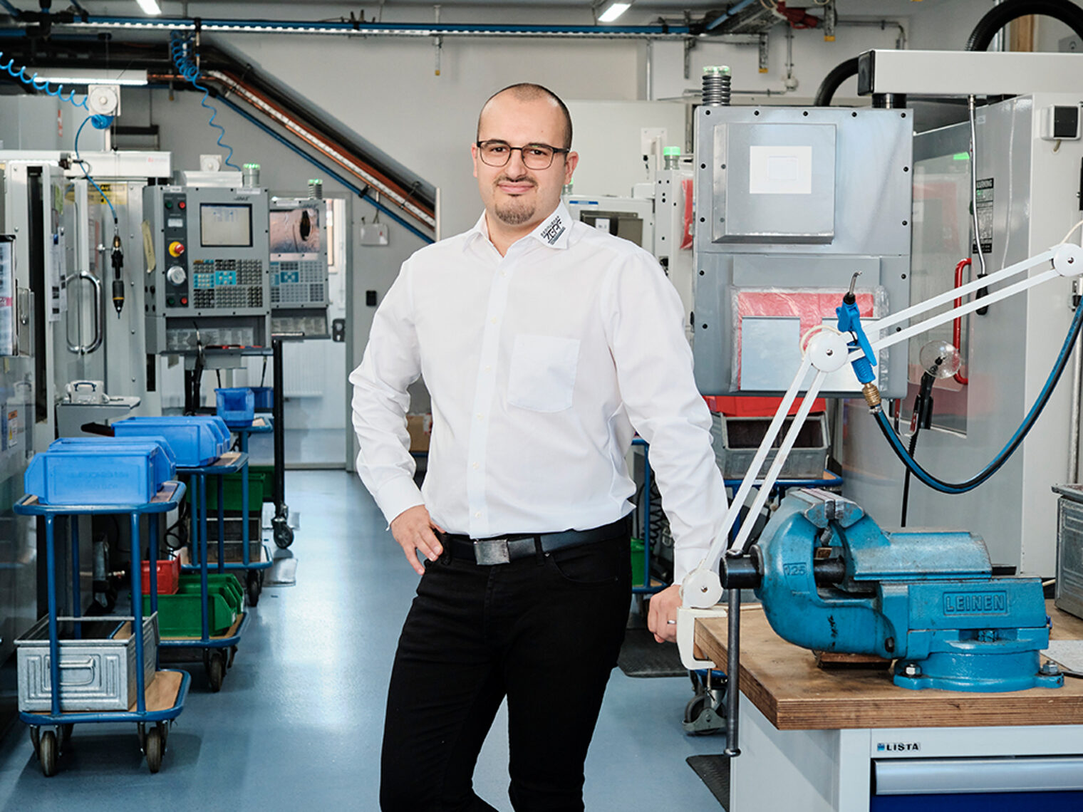 Portrait von Chirurgiemechanikermeister Tobias Zepf in seiner Werkstatt.