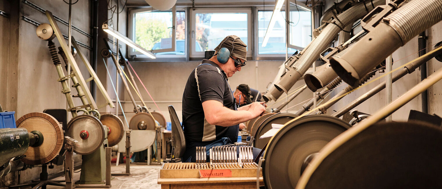 Chirurgiemechanik: Person in der Schleiferei bei der Arbeit.