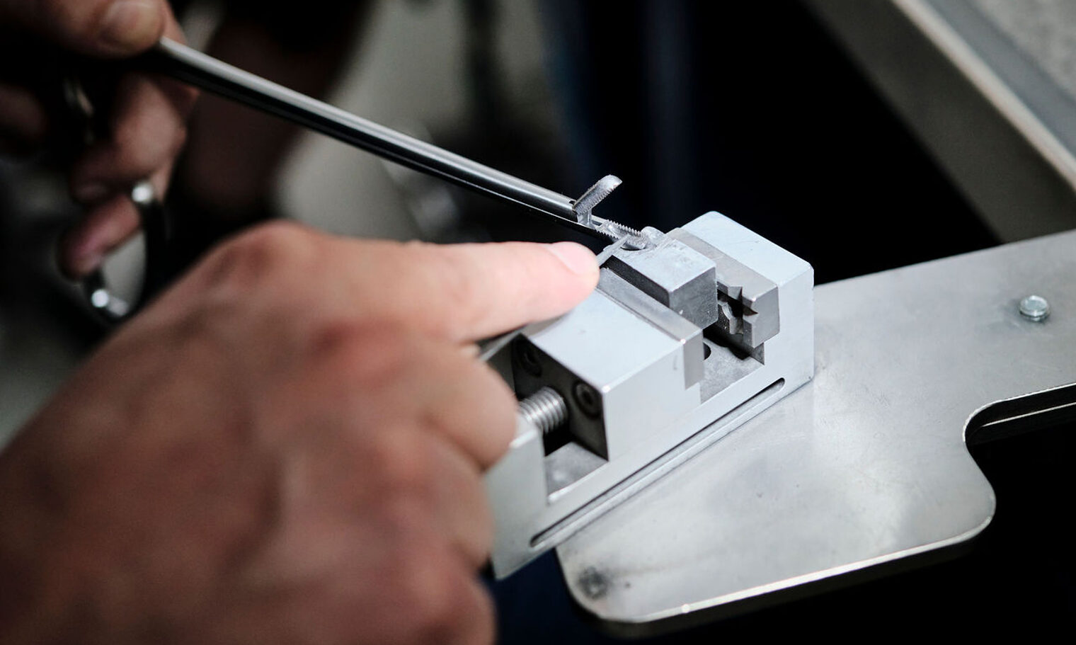 Chirurgiemechanik: Detailaufnahme vom Feilen einer Zange.