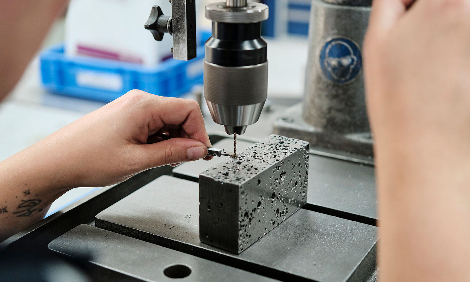 Chirurgiemechanik: Detailaufnahme von Arbeit am Schraubstock.