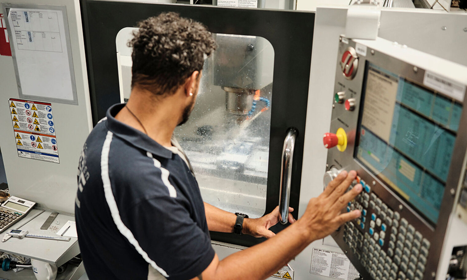 Chirurgiemechaniker bedient CNC-Fräse.