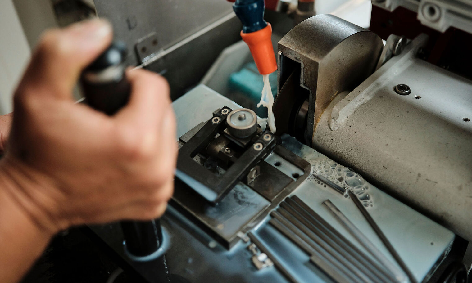 Chirurgiemechaniker bei der Arbeit.