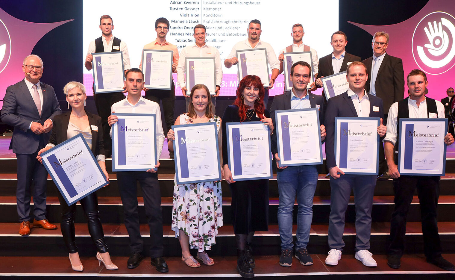 Gruppenfoto der besten Meisterinnen und Meister auf der Meisterfeier 2023 der Handwerkskammer Konstanz.